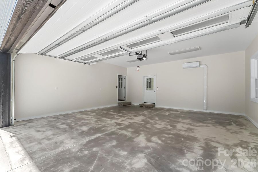 Spacious, unfurnished interior of a new home in , Marion (Image 34).