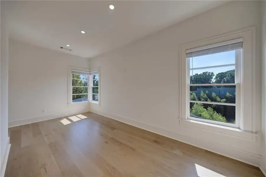 Spacious, unfurnished interior of a new home in , Sandy Springs (Image 24).