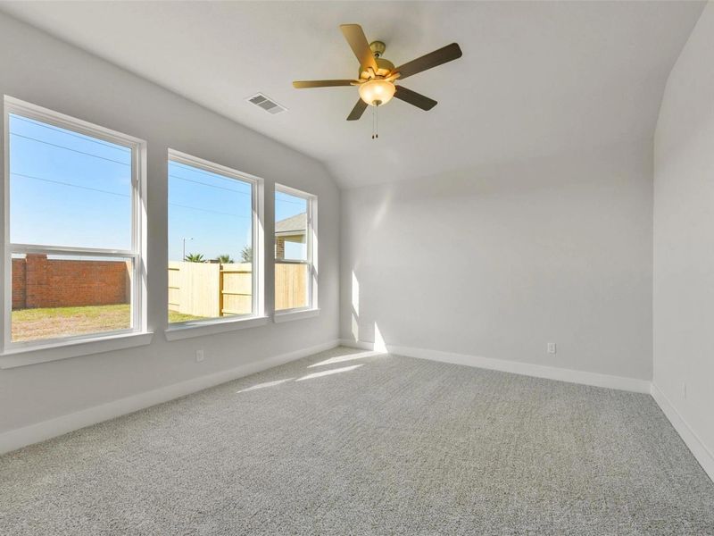 Spacious, unfurnished interior of a new home in Lago Mar, Texas City (Image 25).