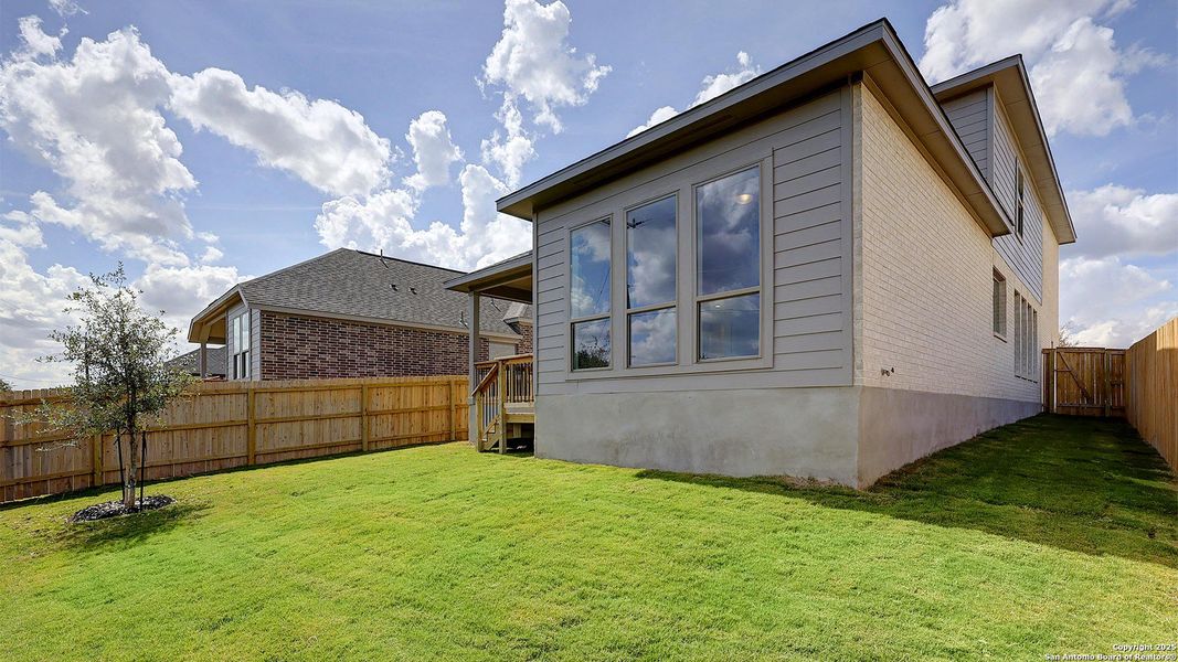 Exterior details and patio area of a home in Ladera 40', San Antonio (Image 27).