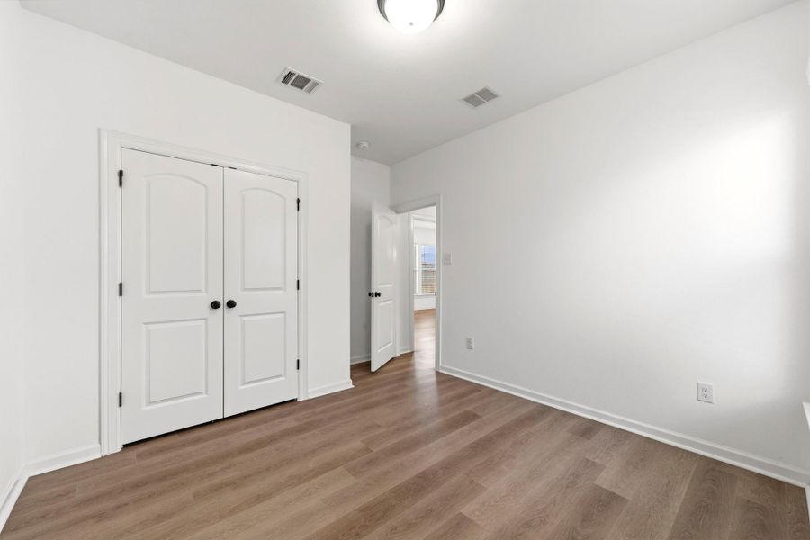 Comfortable secondary bedroom with modern finishes and a spacious closet