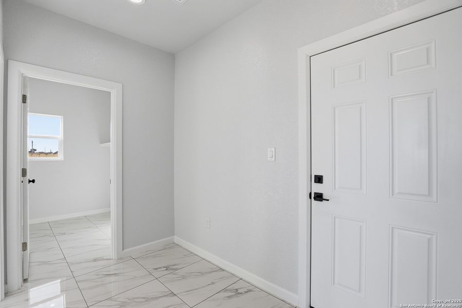 Spacious, unfurnished interior of a new home in , Atascosa (Image 19).