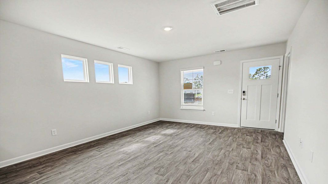 Spacious, unfurnished interior of a new home in Summerville, Darlington (Image 7).