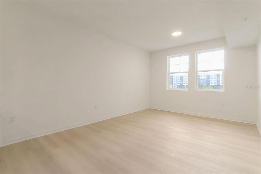Spacious, unfurnished interior of a new home in , Orlando (Image 11).