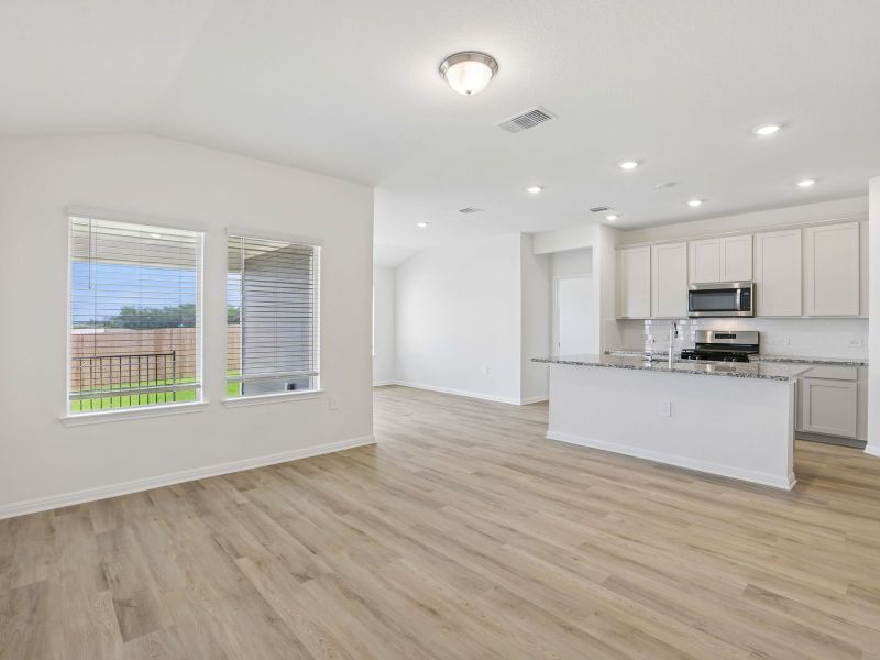 Spacious, unfurnished interior of a new home in Lexington Parke, Del Valle (Image 6).