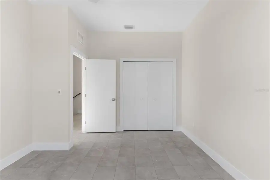 Spacious, unfurnished interior of a new home in , Tampa (Image 18).