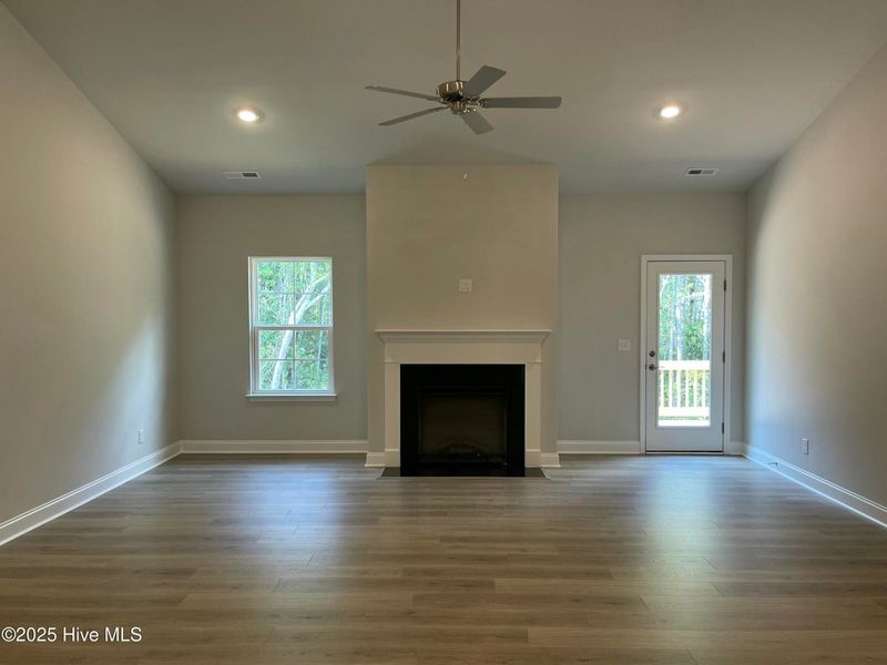 Spacious, unfurnished interior of a new home in Mill Creek Cove, Bolivia (Image 19).