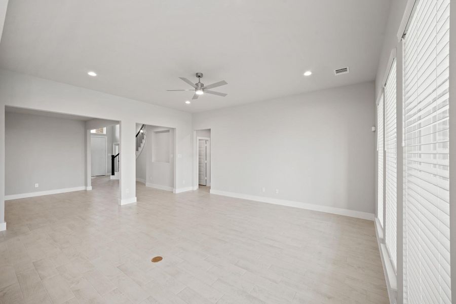 Spacious, unfurnished interior of a new home in Morton Creek Ranch, Katy (Image 12).