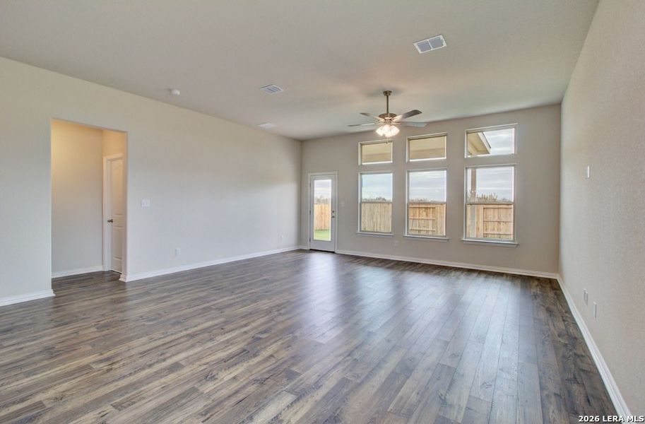 Spacious, unfurnished interior of a new home in Stream Waters, Seguin (Image 20).