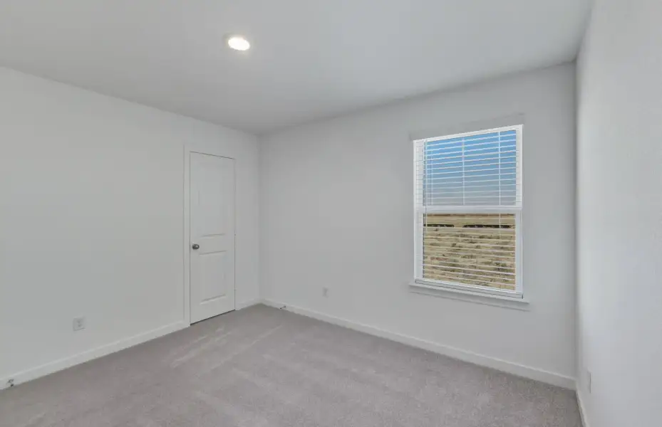 Spacious, unfurnished interior of a new home in Sunfield, Buda (Image 22).