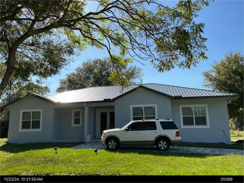 Exterior details and patio area of a home in , Clewiston (Image 29).