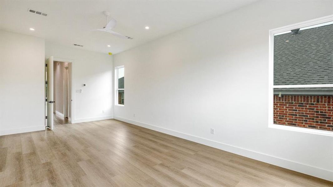 Unfurnished room with light hardwood / wood-style flooring and ceiling fan