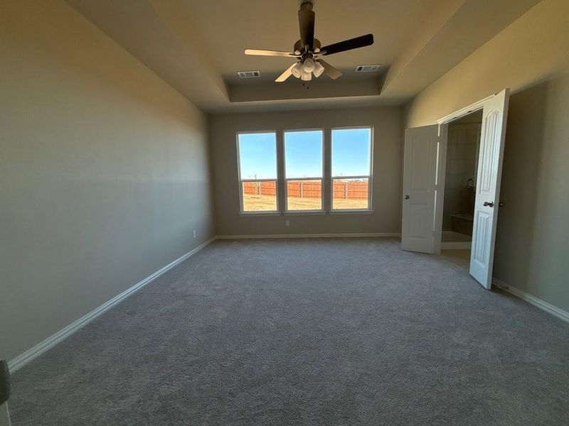 Spacious, unfurnished interior of a new home in Waterford Park, Weatherford (Image 12).