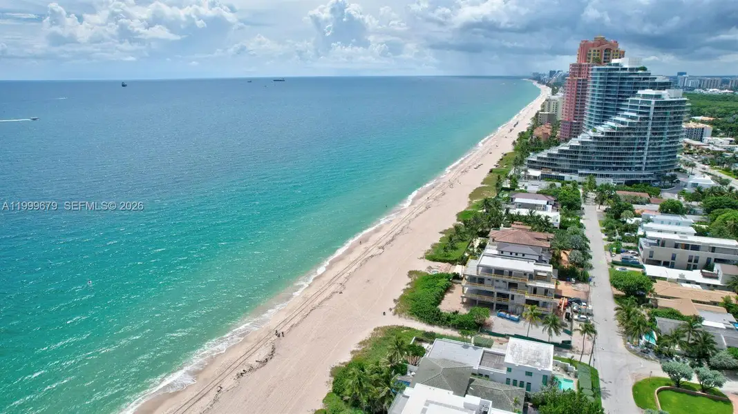 Condo located in Fort Lauderdale, FL showcasing its design and architecture (Image 5).