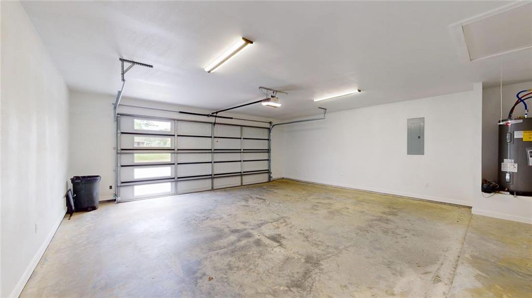 Spacious, unfurnished interior of a new home in , Cleburne (Image 24).