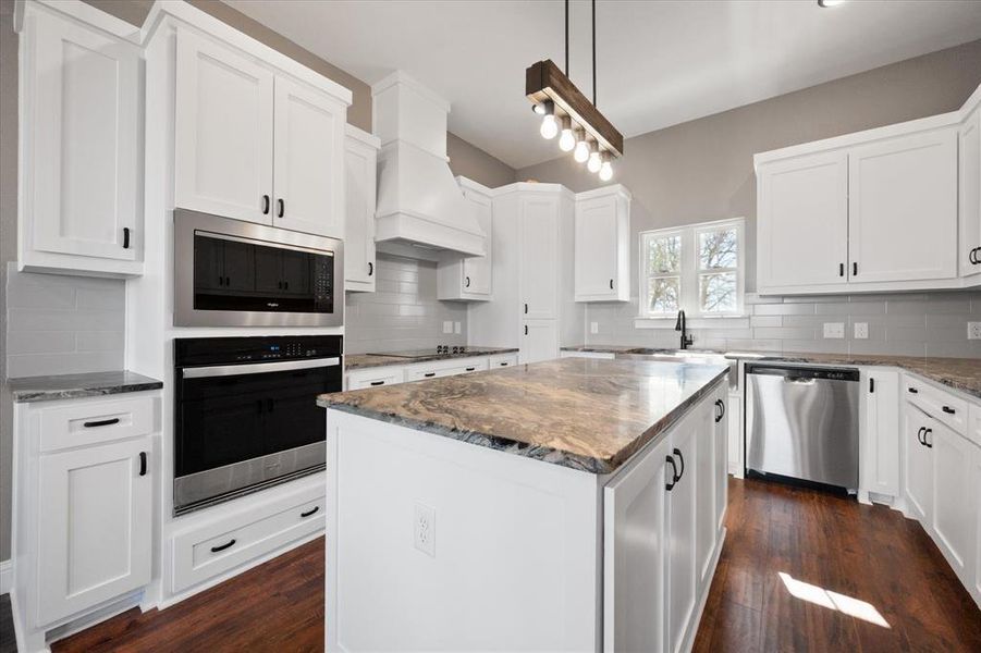 Furnished interior view inside a new home in , Grandview (Image 14).