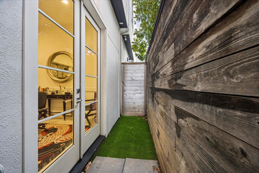 Side patio space