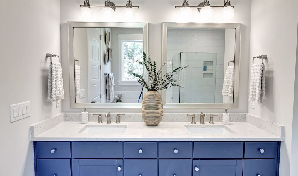 Owner's bath with dual sinks