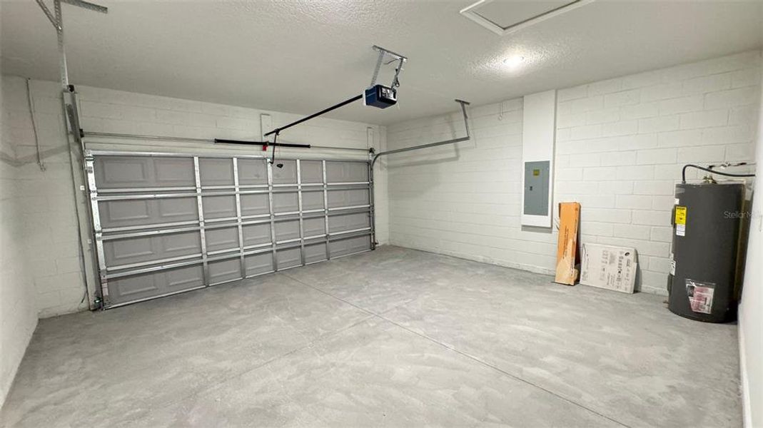 Spacious, unfurnished interior of a new home in , Ocala (Image 8).