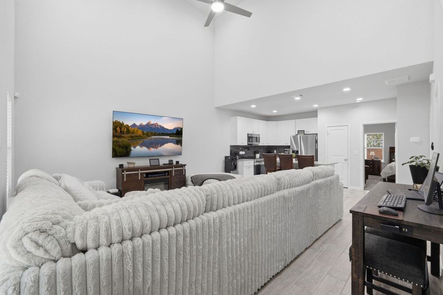 Furnished interior view inside a new home in Arrowhead Lakes, Willis (Image 25).