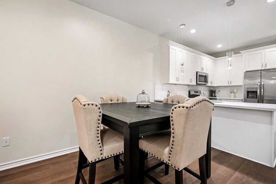 Cute dining area, perfect for family meals with family and friends! Cute dining area, perfect for family meals with family and friends!