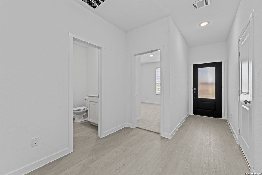 Spacious, unfurnished interior of a new home in Grace Valley, Cibolo (Image 30).