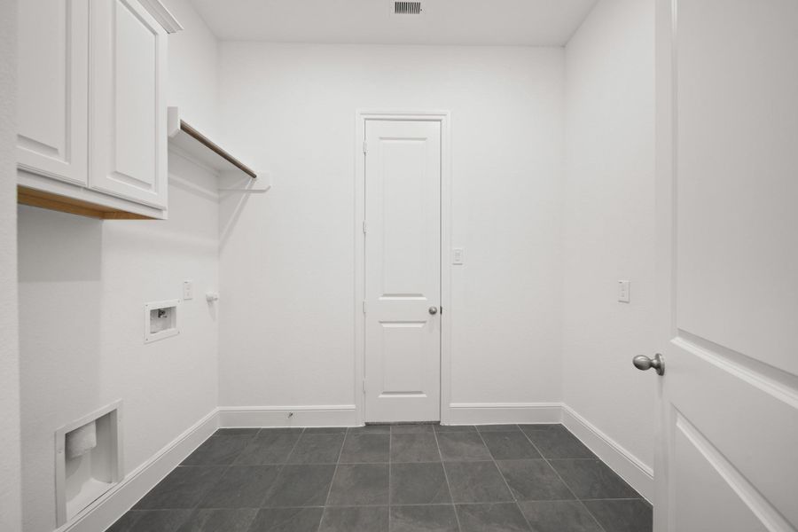 Spacious, unfurnished interior of a new home in Valencia 70', Manvel (Image 27).