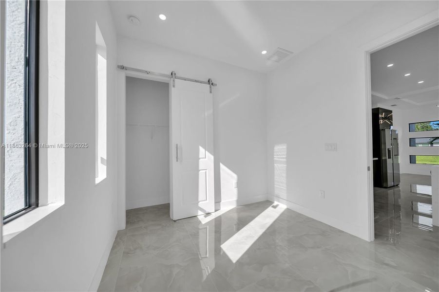 Spacious, unfurnished interior of a new home in , Cape Coral (Image 10).