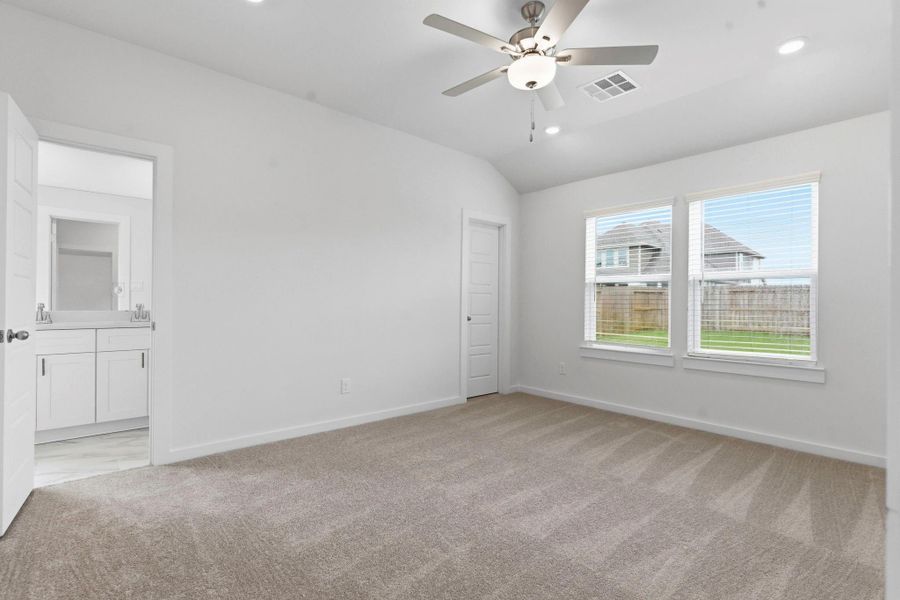 Spacious, unfurnished interior of a new home in Creekhaven, Iowa Colony (Image 19). Spacious, unfurnished interior of a new home in Creekhaven, Iowa Colony (Image 19).