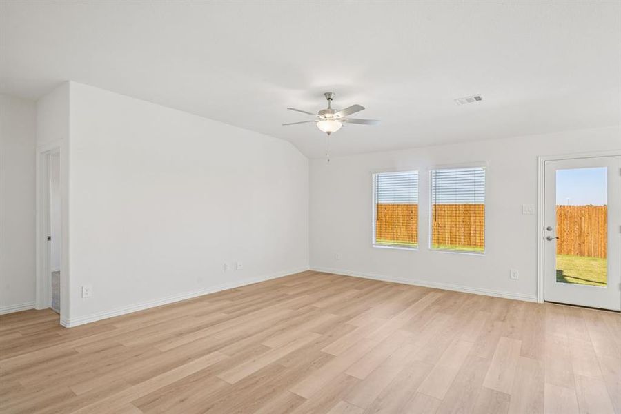 Spacious, unfurnished interior of a new home in Westmoor, Sherman (Image 21).