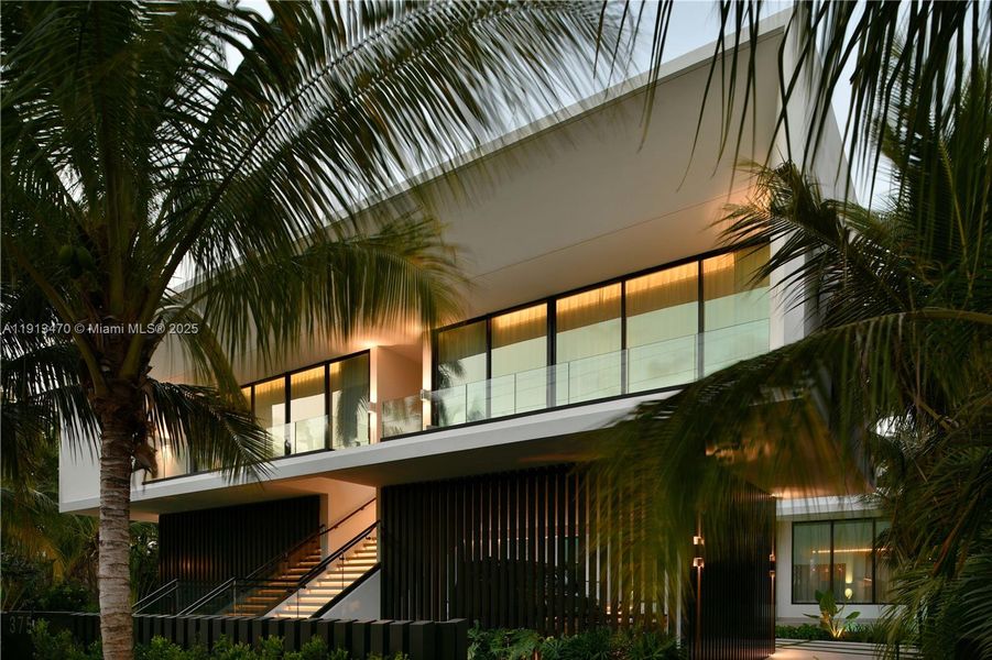 Condo located in Miami Beach, FL showcasing its design and architecture (Image 23).