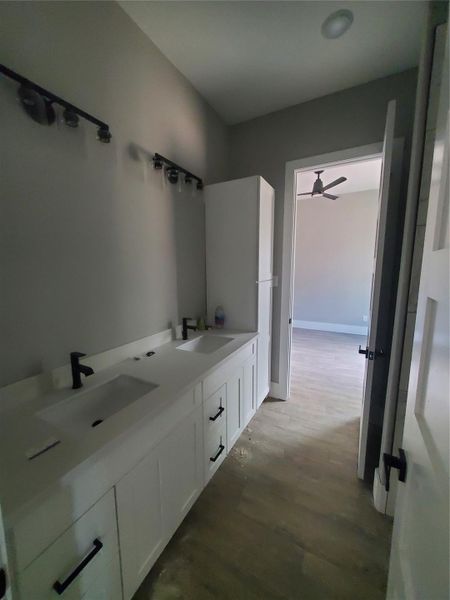 JACK AND JILL BATH BETWEEN TWO SECONDARY BEDROOMS