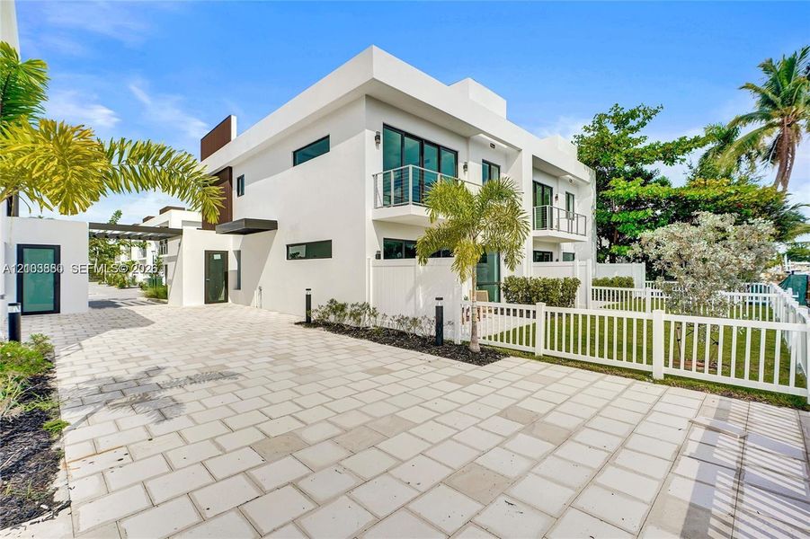 Exterior details and patio area of a home in , Dania Beach (Image 29).