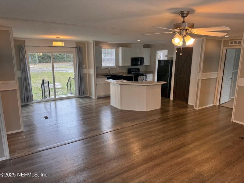 Spacious, unfurnished interior of a new home in , Fernandina Beach (Image 10).