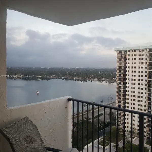 Condo located in Hollywood, FL showcasing its design and architecture (Image 3).