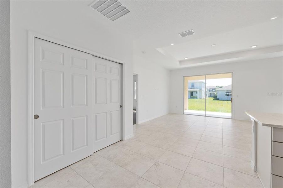 Spacious, unfurnished interior of a new home in Calesa Township, Ocala (Image 16).