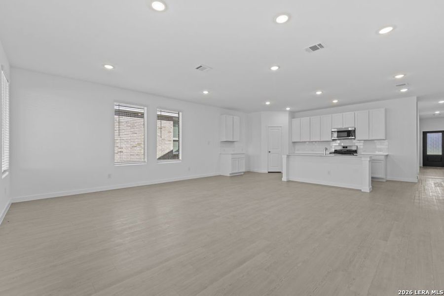 Spacious, unfurnished interior of a new home in Grace Valley, Cibolo (Image 30).