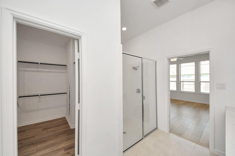 Spacious, unfurnished interior of a new home in Tavola: Fairway Collection, New Caney (Image 13).