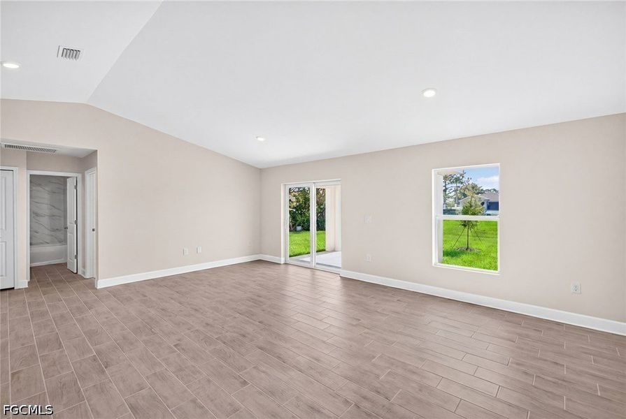 Spacious, unfurnished interior of a new home in Cape Coral, Cape Coral (Image 12).