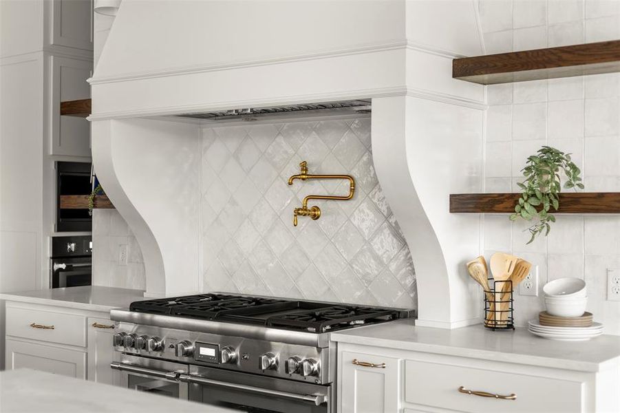 Close-up of interior finishes inside a home in , Waxahachie (Image 21).