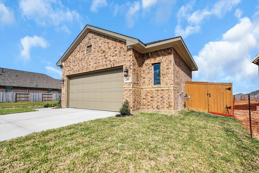 Front exterior of a new home in Sunterra 50s, Katy, TX, highlighting curb appeal (Image 21). Front exterior of a new home in Sunterra 50s, Katy, TX, highlighting curb appeal (Image 21).
