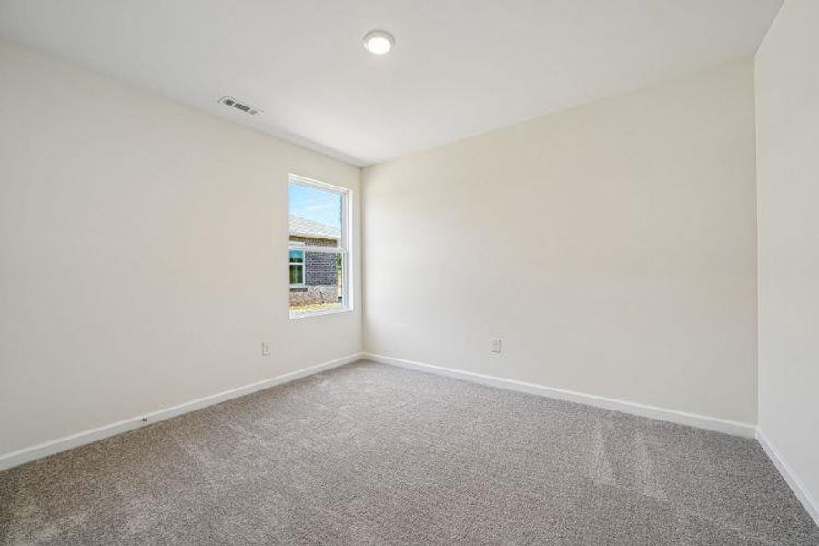 Spacious, unfurnished interior of a new home in Woodlake Landing, Hartwell (Image 11).