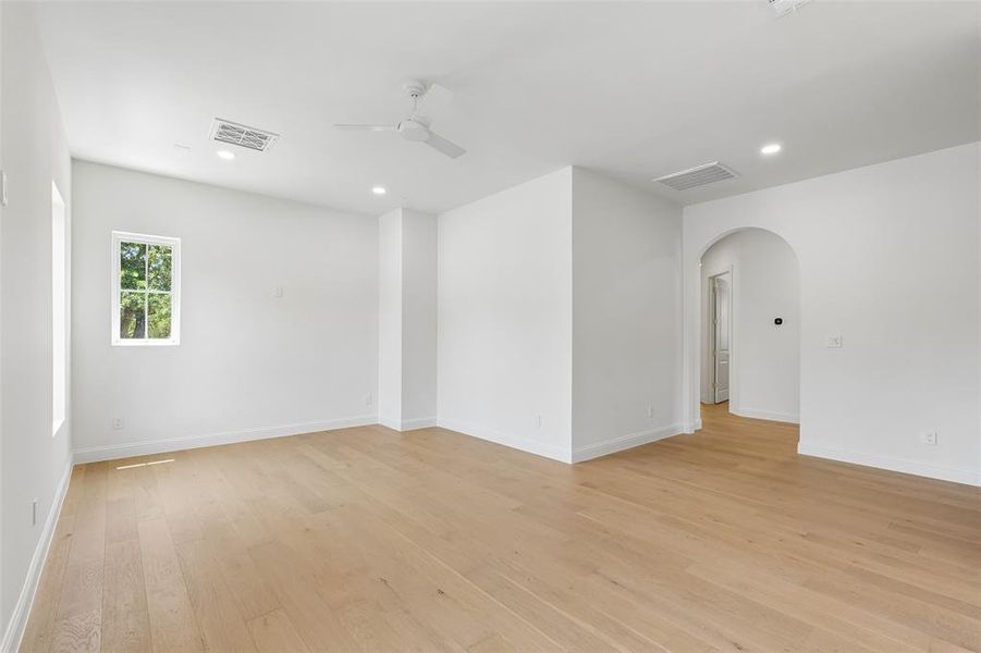 Spacious, unfurnished interior of a new home in , Dallas (Image 20).