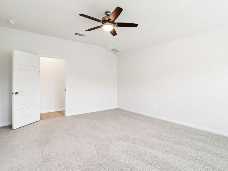 Spacious, unfurnished interior of a new home in Lark Canyon, New Braunfels (Image 25).