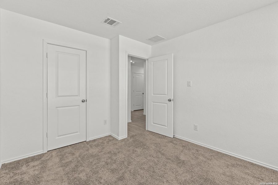 Spacious, unfurnished interior of a new home in Hidden Trails, Bulverde (Image 25).