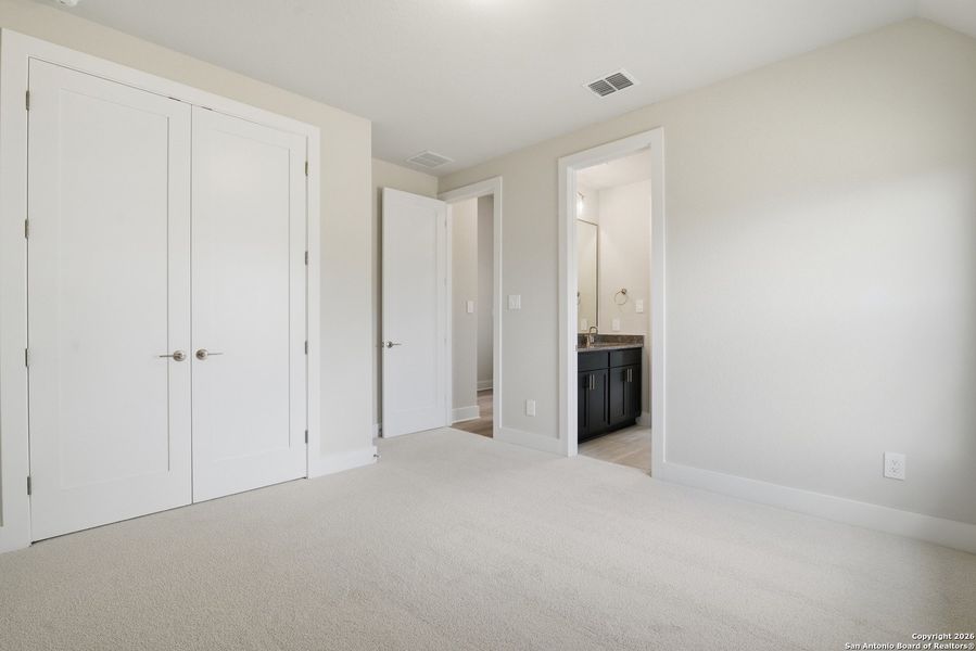 Spacious, unfurnished interior of a new home in Haby Hill 60s, San Antonio (Image 45).