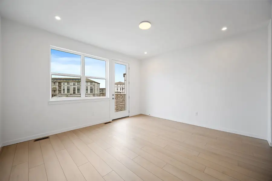 Spacious, unfurnished interior of a new home in The Commons at Victory Ridge, Colorado Springs (Image 21).