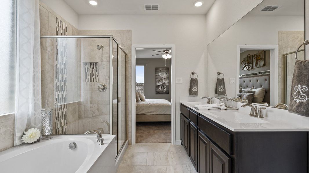 Furnished interior view inside a new home in Trails of Elizabeth Creek, Fort Worth (Image 8). Furnished interior view inside a new home in Trails of Elizabeth Creek, Fort Worth (Image 8).