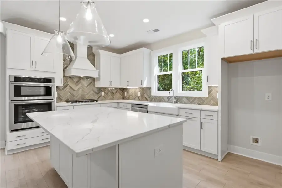 An expansive central island with quartz countertop