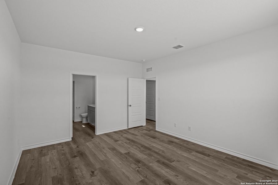 Spacious, unfurnished interior of a new home in Davis Ranch, San Antonio (Image 18).